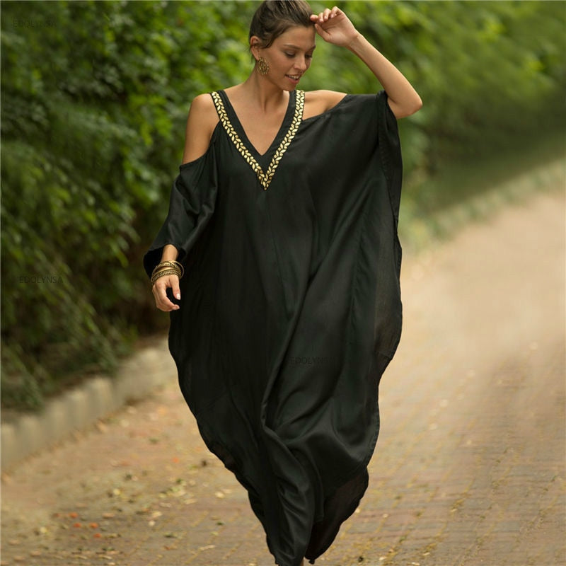 mulher vestindo vestido longo preto gola v gales preto